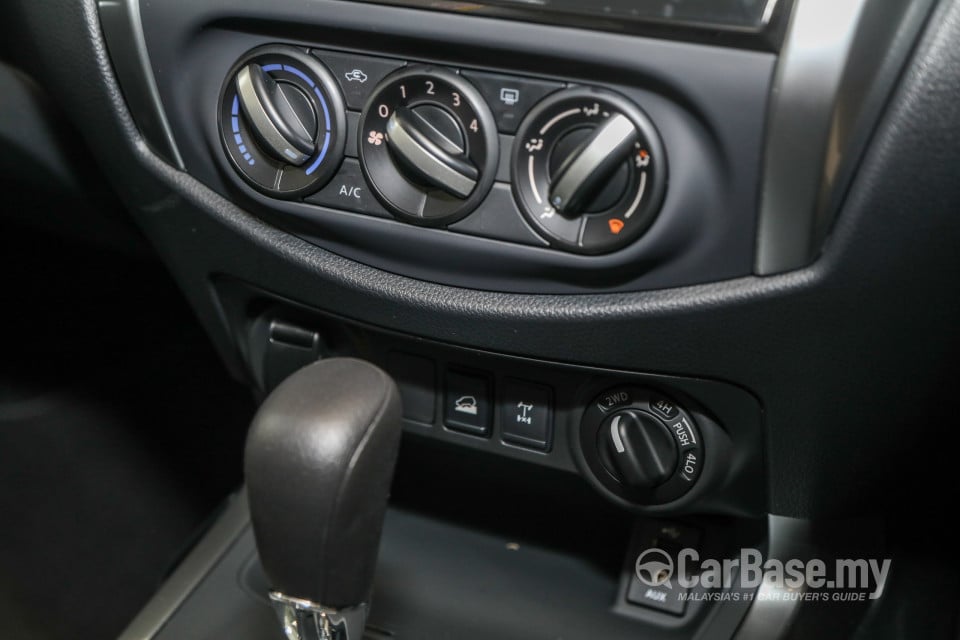 Nissan Navara D23 Facelift (2021) Interior