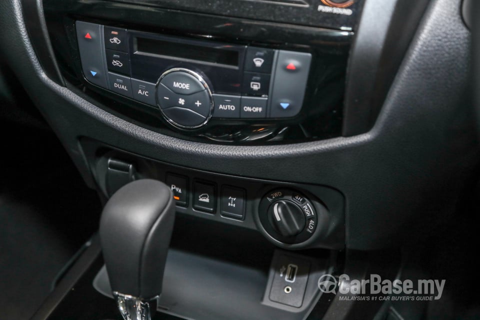 Nissan Navara D23 Facelift (2021) Interior