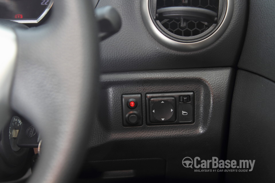 Nissan X-Gear L11 Facelift (2014) Interior