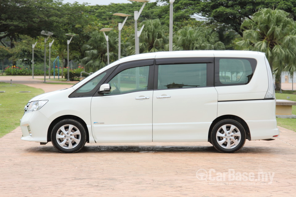 Nissan Serena S-Hybrid C26 (2013) Exterior