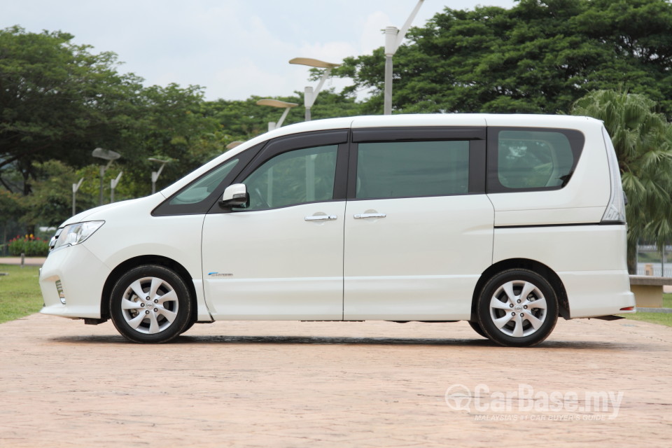 Nissan Serena S-Hybrid C26 (2013) Exterior