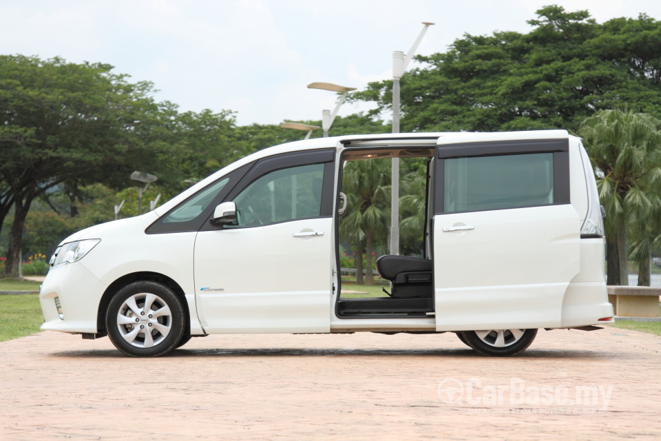 Nissan Serena S-Hybrid C26 (2013) Exterior