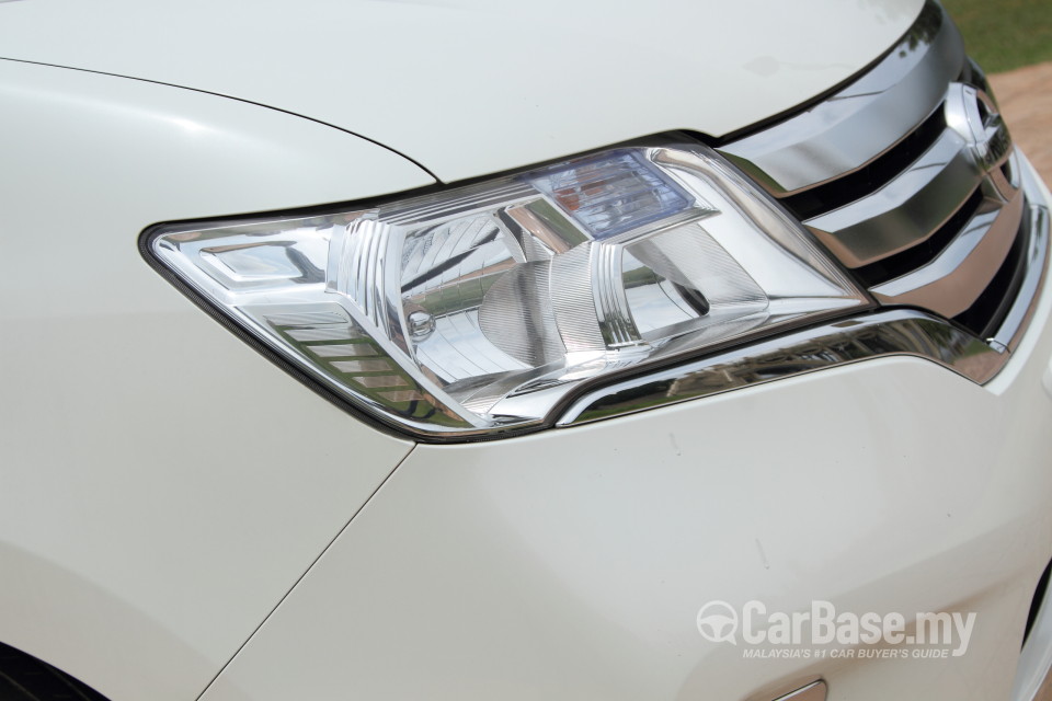 Nissan Serena S-Hybrid C26 (2013) Exterior