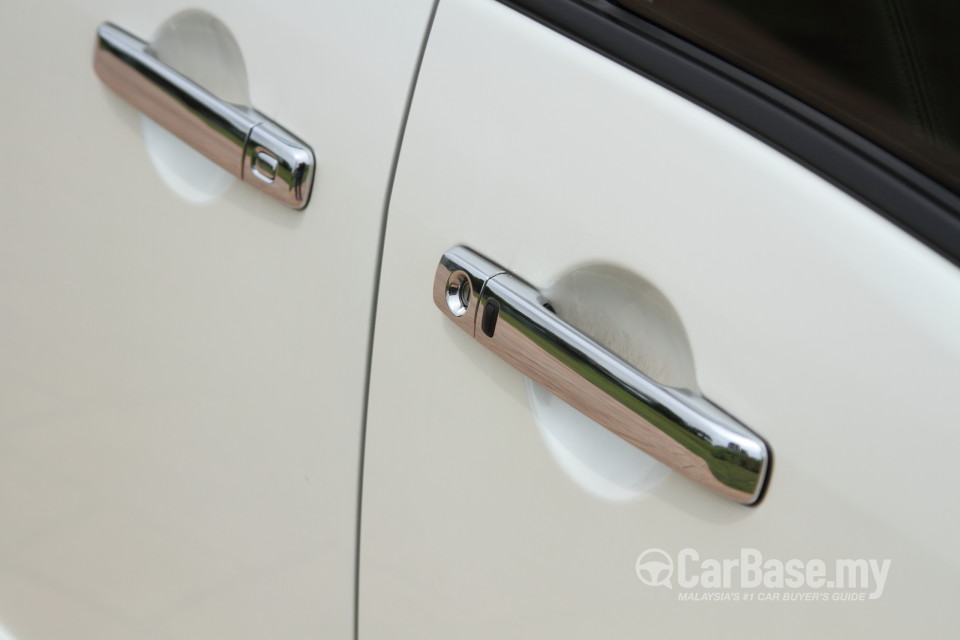 Nissan Serena S-Hybrid C26 (2013) Exterior