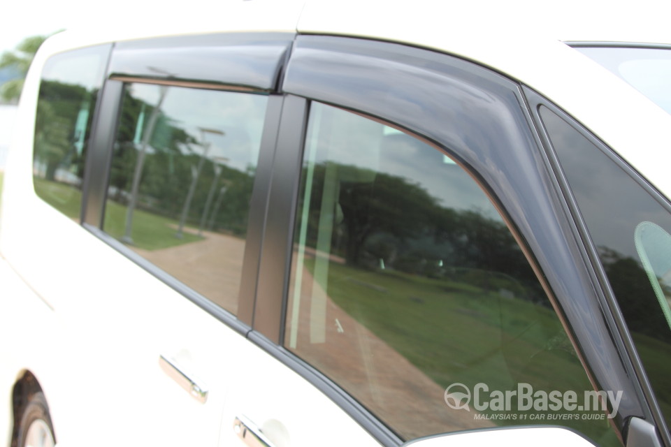 Nissan Serena S-Hybrid C26 (2013) Exterior