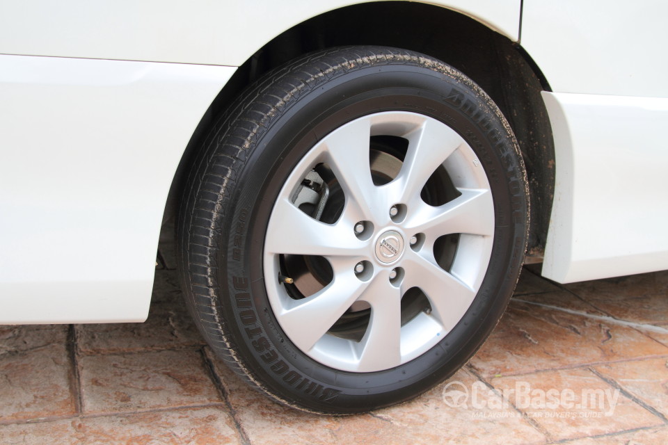 Nissan Serena S-Hybrid C26 (2013) Exterior