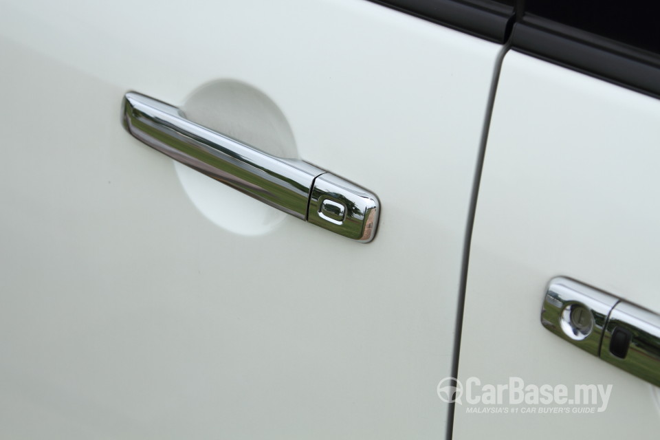 Nissan Serena S-Hybrid C26 (2013) Exterior