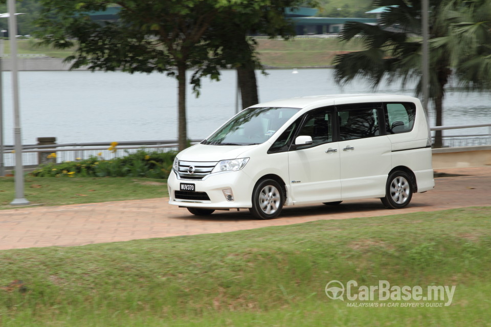 Nissan Serena S-Hybrid C26 (2013) Exterior