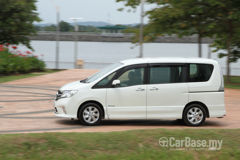 Nissan Serena S-Hybrid C26 (2013) Exterior