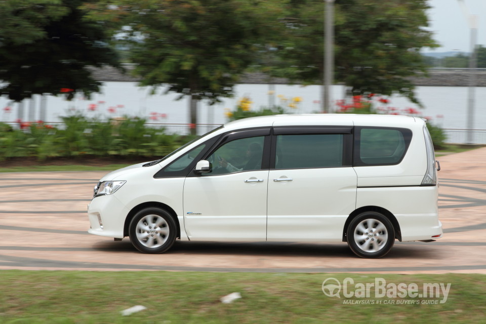 Nissan Serena S-Hybrid C26 (2013) Exterior