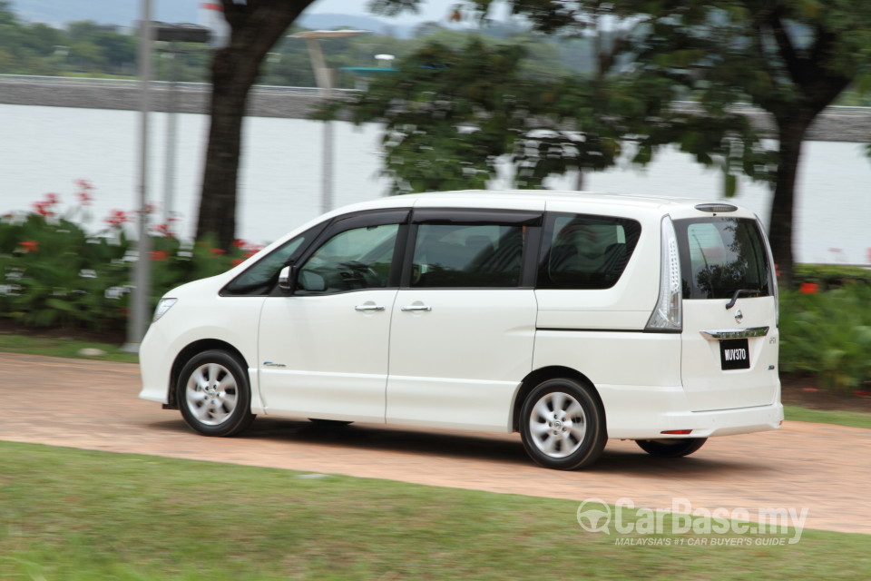 Nissan Serena S-Hybrid C26 (2013) Exterior