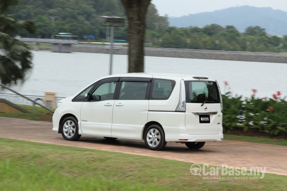 Nissan Serena S-Hybrid C26 (2013) Exterior