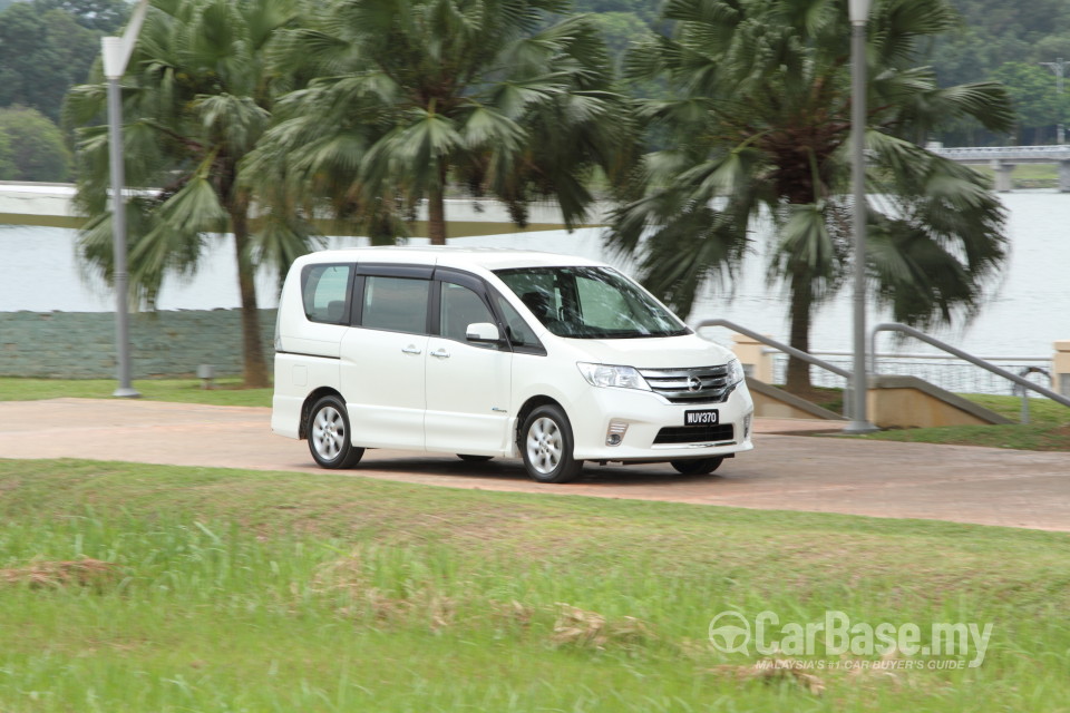 Nissan Serena S-Hybrid C26 (2013) Exterior