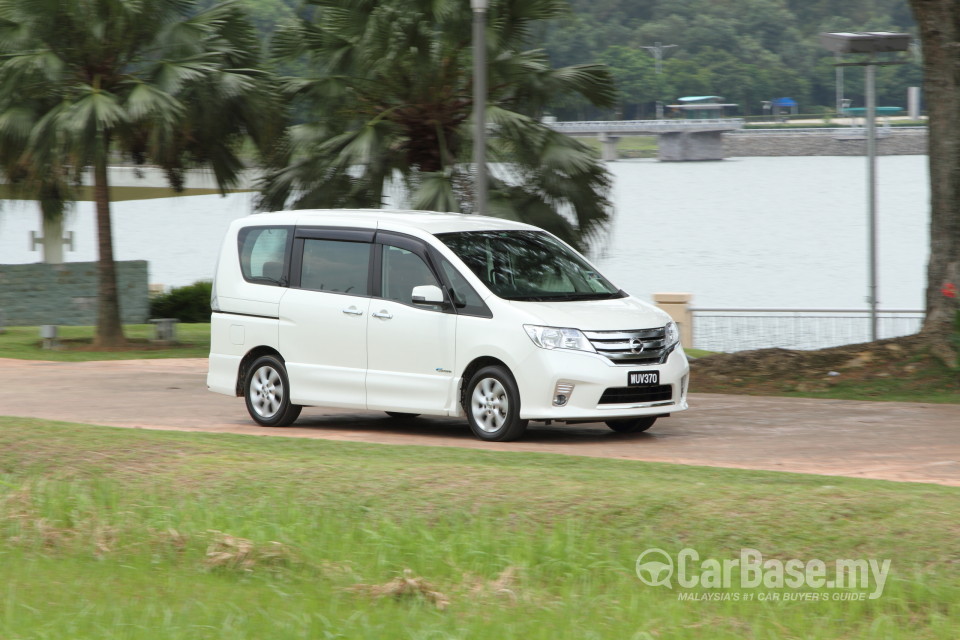 Nissan Serena S-Hybrid C26 (2013) Exterior