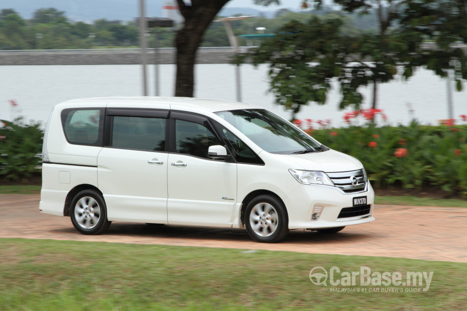 Nissan Serena S-Hybrid C26 (2013) Exterior