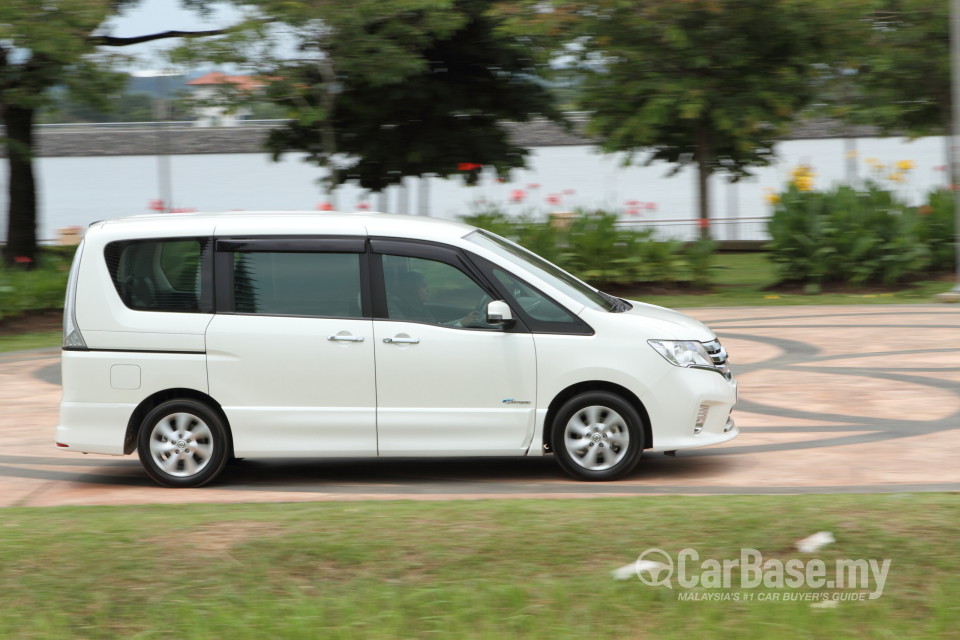 Nissan Serena S-Hybrid C26 (2013) Exterior