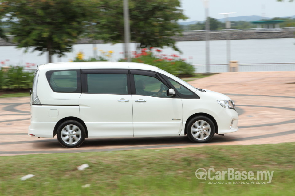 Nissan Serena S-Hybrid C26 (2013) Exterior