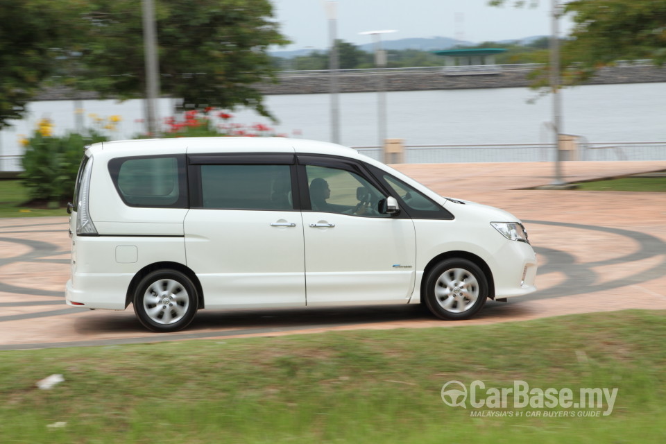 Nissan Serena S-Hybrid C26 (2013) Exterior