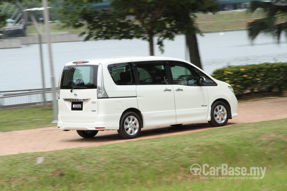 Nissan Serena S-Hybrid C26 (2013) Exterior