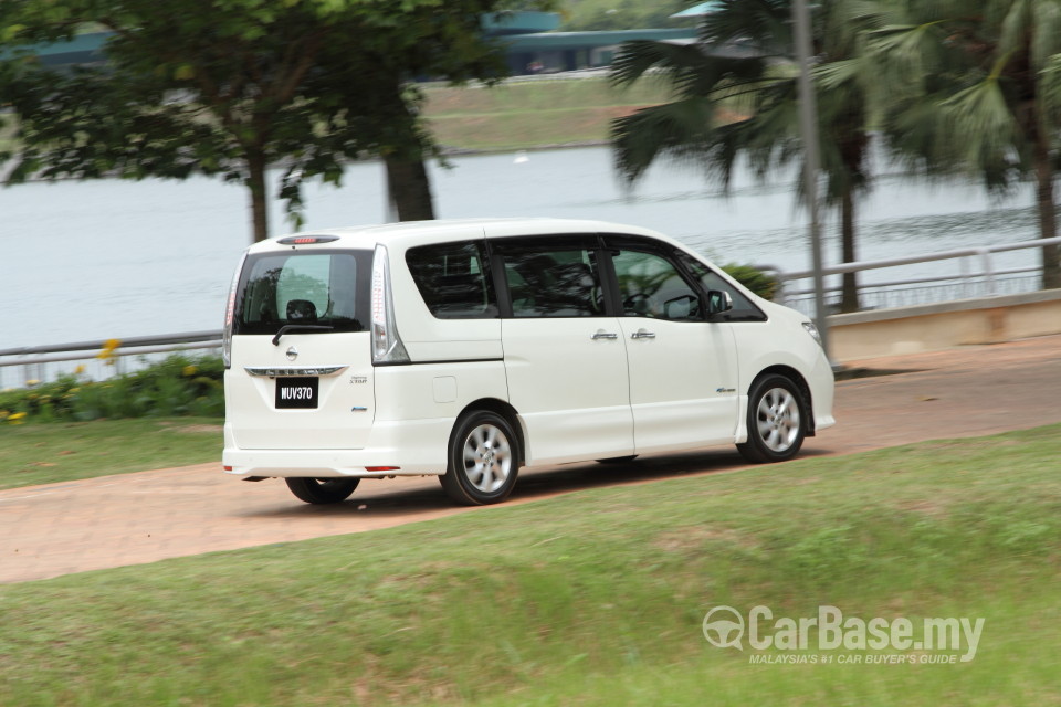 Nissan Serena S-Hybrid C26 (2013) Exterior