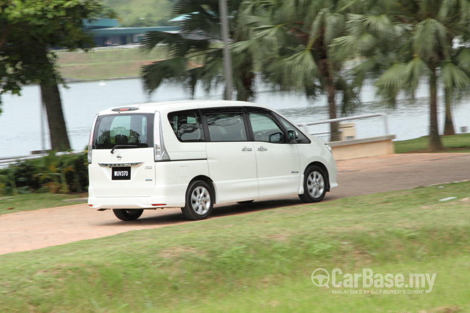 Nissan Serena S-Hybrid C26 (2013) Exterior