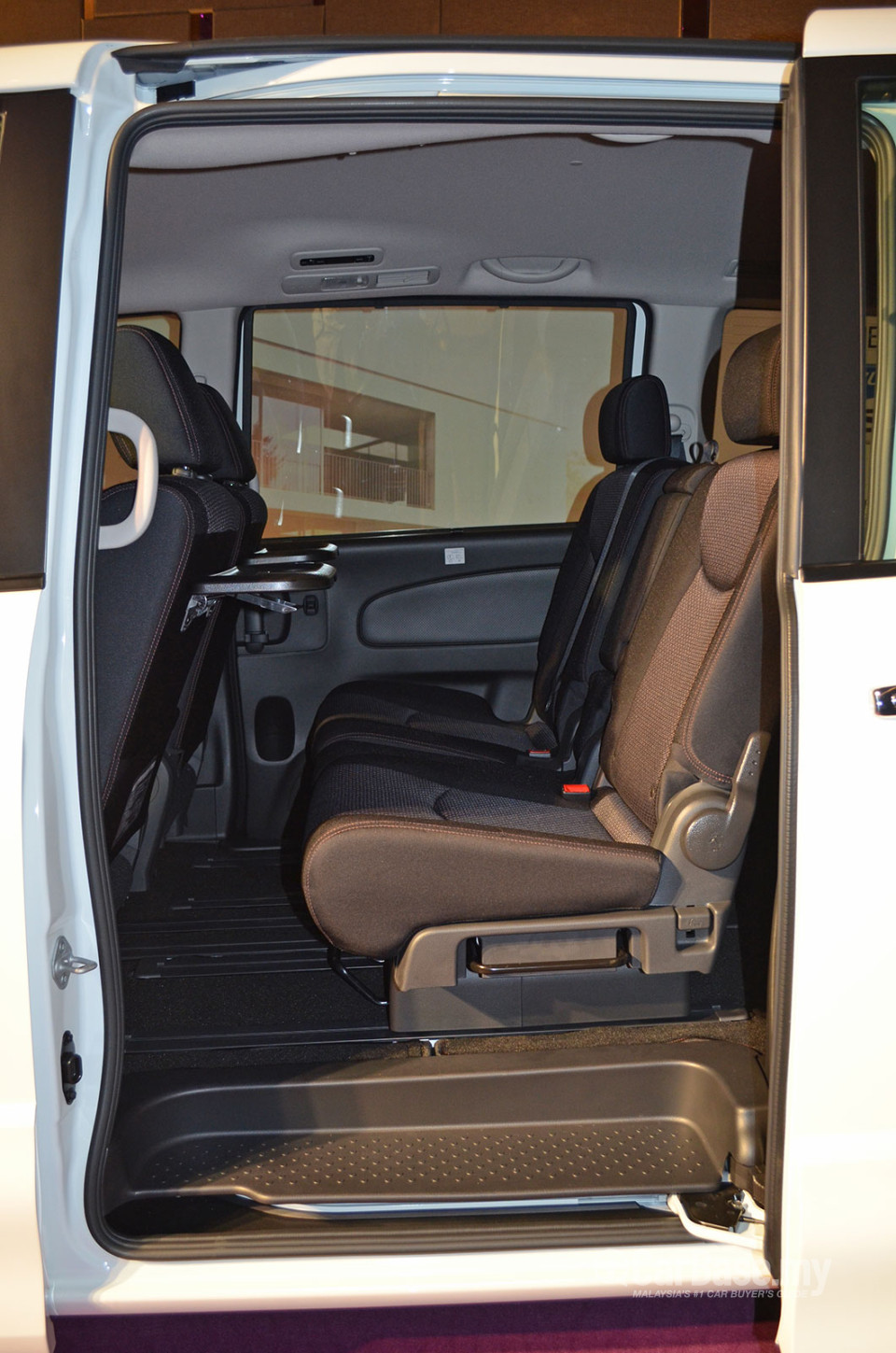 Nissan Serena S-Hybrid C26 (2013) Interior