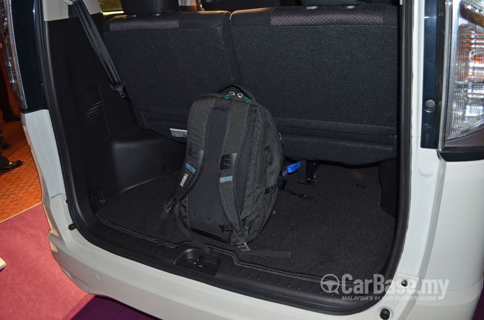 Nissan Serena S-Hybrid C26 (2013) Interior