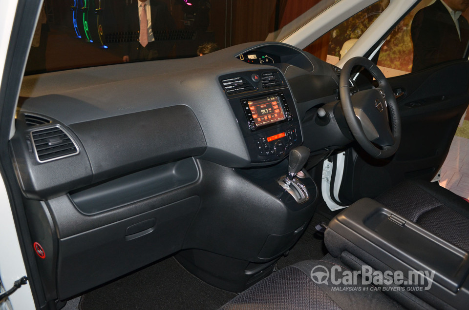 Nissan Serena S-Hybrid C26 (2013) Interior