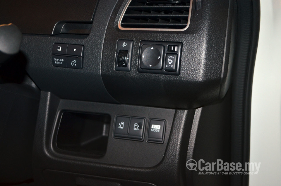 Nissan Serena S-Hybrid C26 (2013) Interior