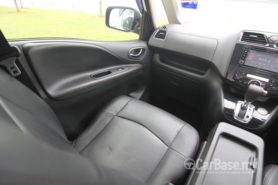 Nissan Serena S-Hybrid C26 (2013) Interior