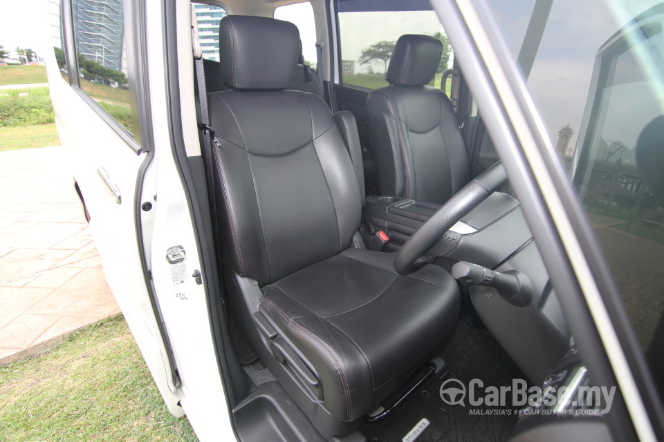 Nissan Serena S-Hybrid C26 (2013) Interior