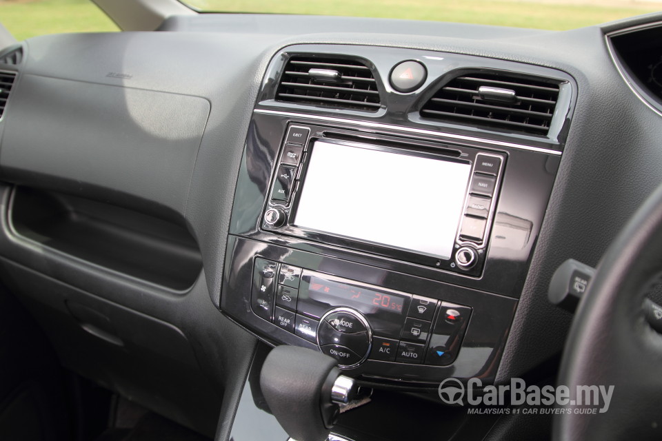 Nissan Serena S-Hybrid C26 (2013) Interior