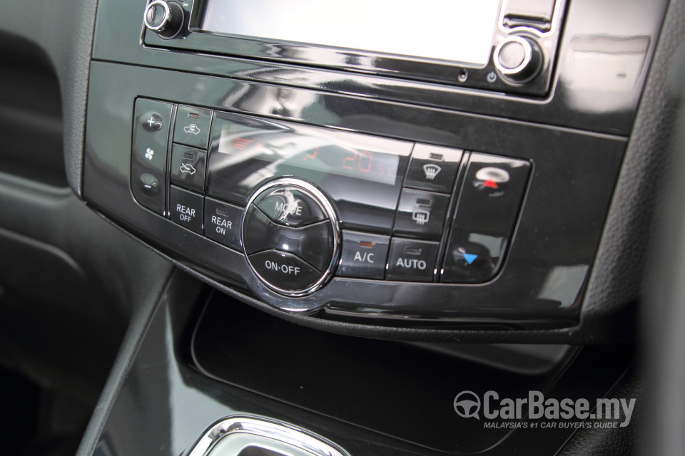 Nissan Serena S-Hybrid C26 (2013) Interior