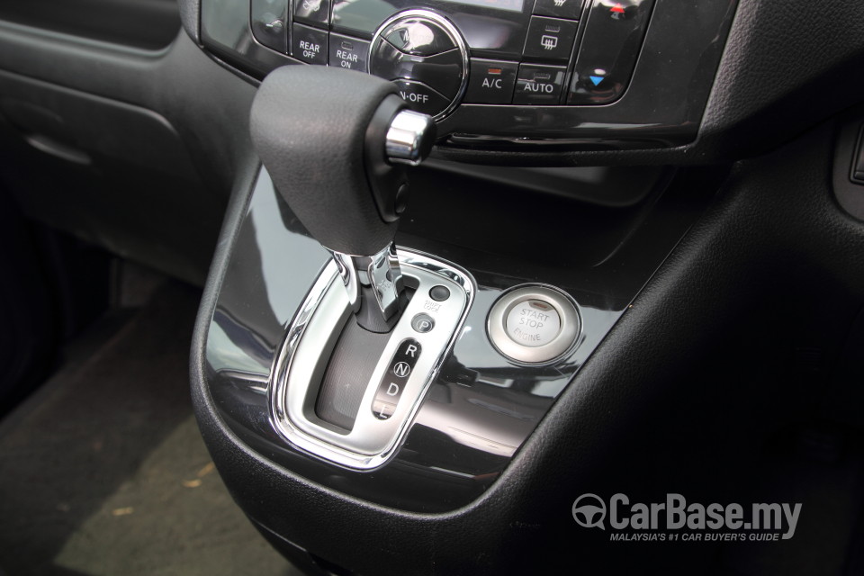 Nissan Serena S-Hybrid C26 (2013) Interior