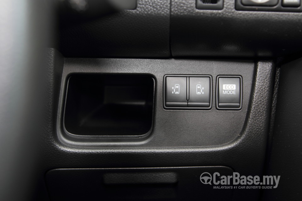 Nissan Serena S-Hybrid C26 (2013) Interior