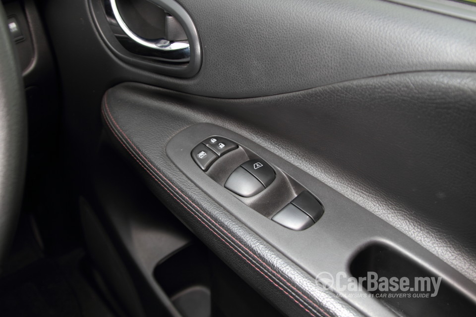 Nissan Serena S-Hybrid C26 (2013) Interior