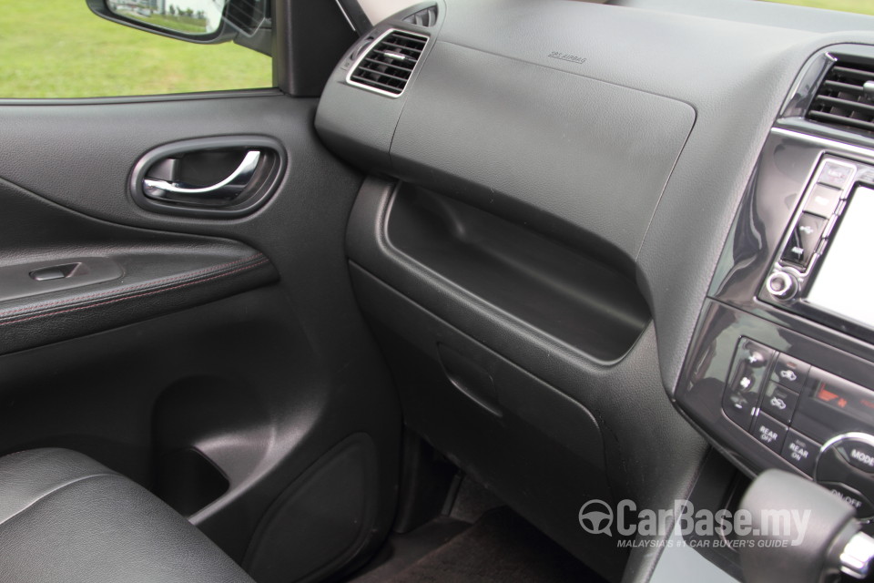 Nissan Serena S-Hybrid C26 (2013) Interior