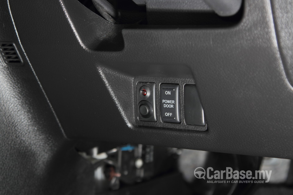 Nissan Serena S-Hybrid C26 (2013) Interior