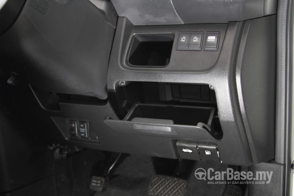 Nissan Serena S-Hybrid C26 (2013) Interior