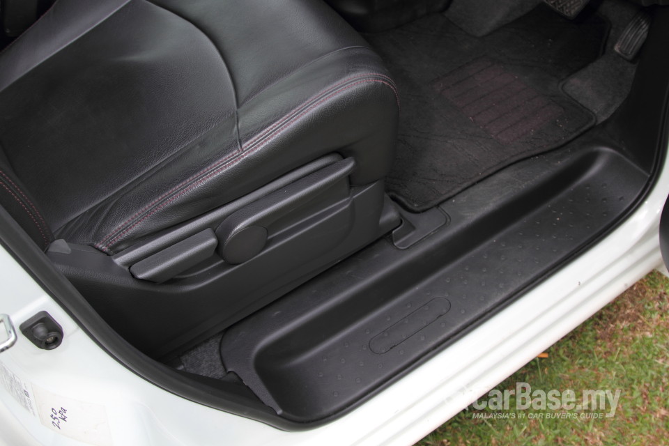 Nissan Serena S-Hybrid C26 (2013) Interior