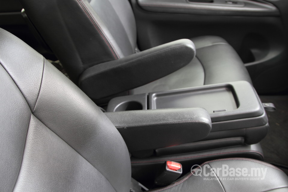 Nissan Serena S-Hybrid C26 (2013) Interior
