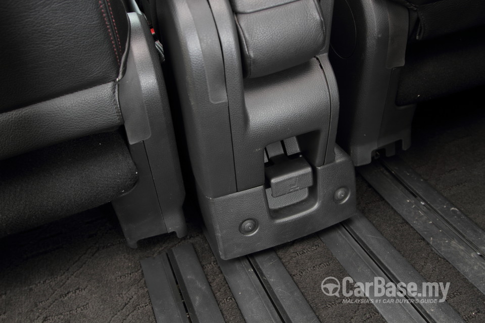 Nissan Serena S-Hybrid C26 (2013) Interior