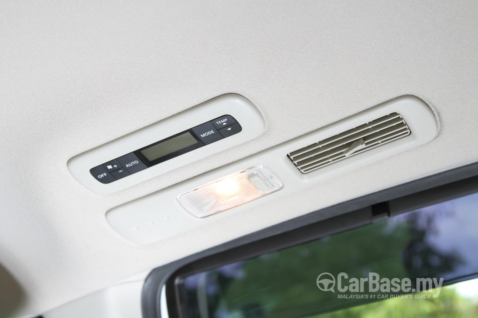 Nissan Serena S-Hybrid C26 (2013) Interior