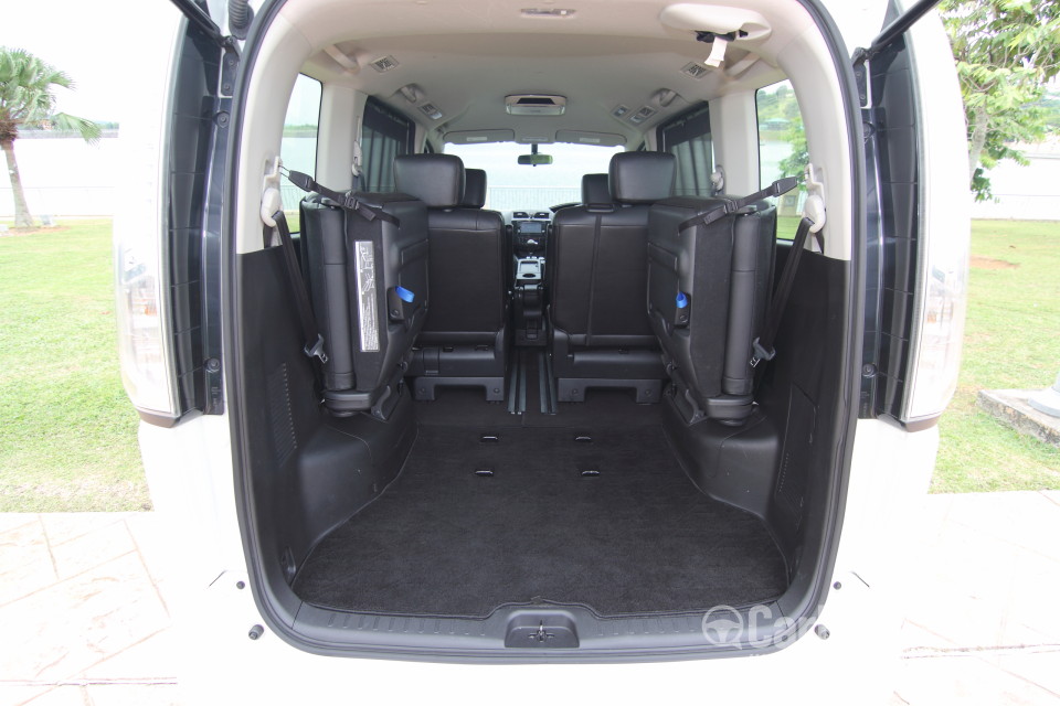 Nissan Serena S-Hybrid C26 (2013) Interior
