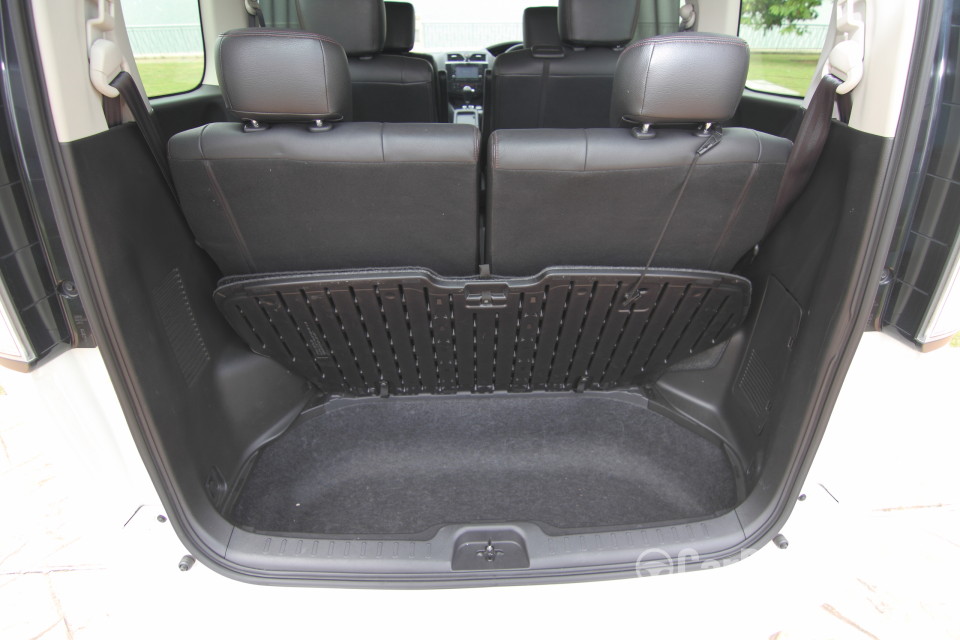 Nissan Serena S-Hybrid C26 (2013) Interior