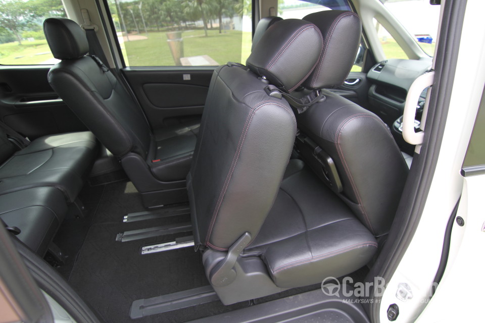 Nissan Serena S-Hybrid C26 (2013) Interior