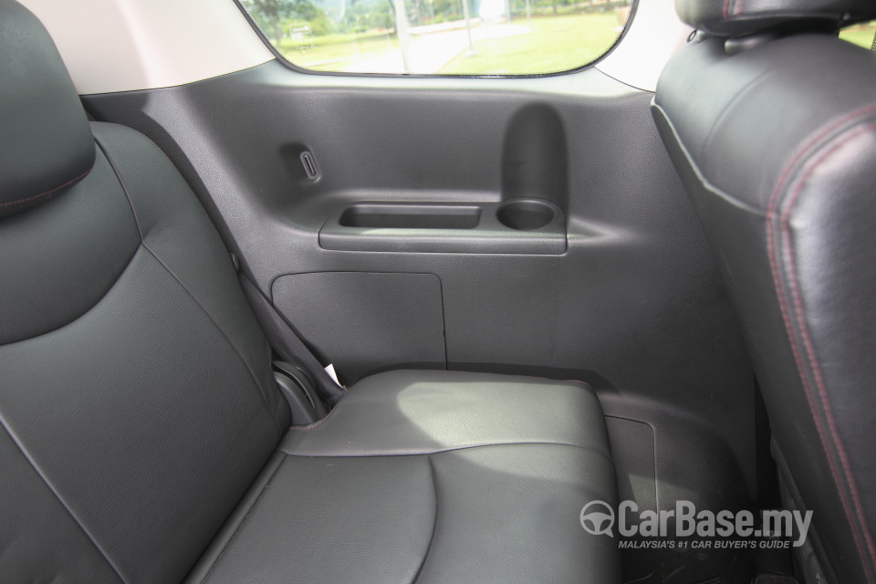 Nissan Serena S-Hybrid C26 (2013) Interior