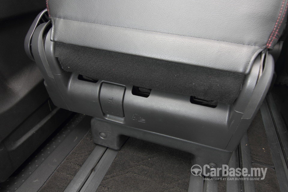 Nissan Serena S-Hybrid C26 (2013) Interior