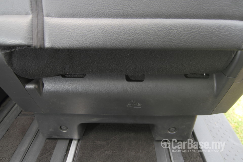 Nissan Serena S-Hybrid C26 (2013) Interior