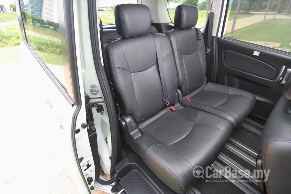 Nissan Serena S-Hybrid C26 (2013) Interior